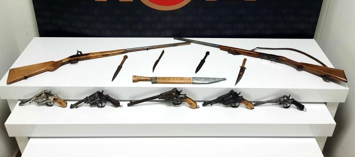 Antika silahları satamadan yakalandı