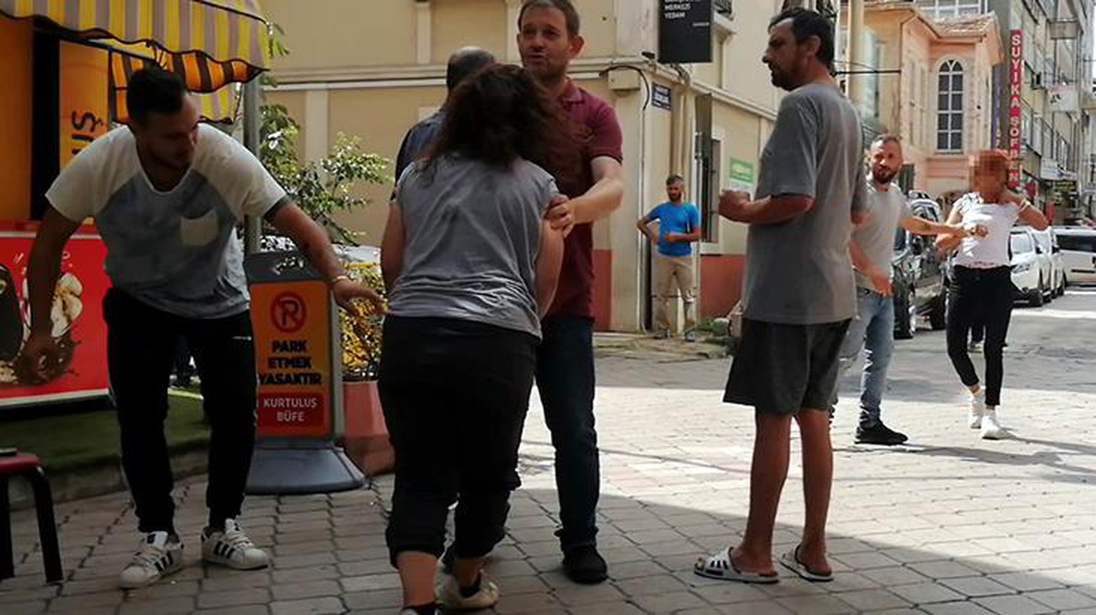 Samsun\'da iki kadın, "kıskançlık" sebebiyle saç saça, baş başa birbirine girdi! O anlar kameralara yansıdı