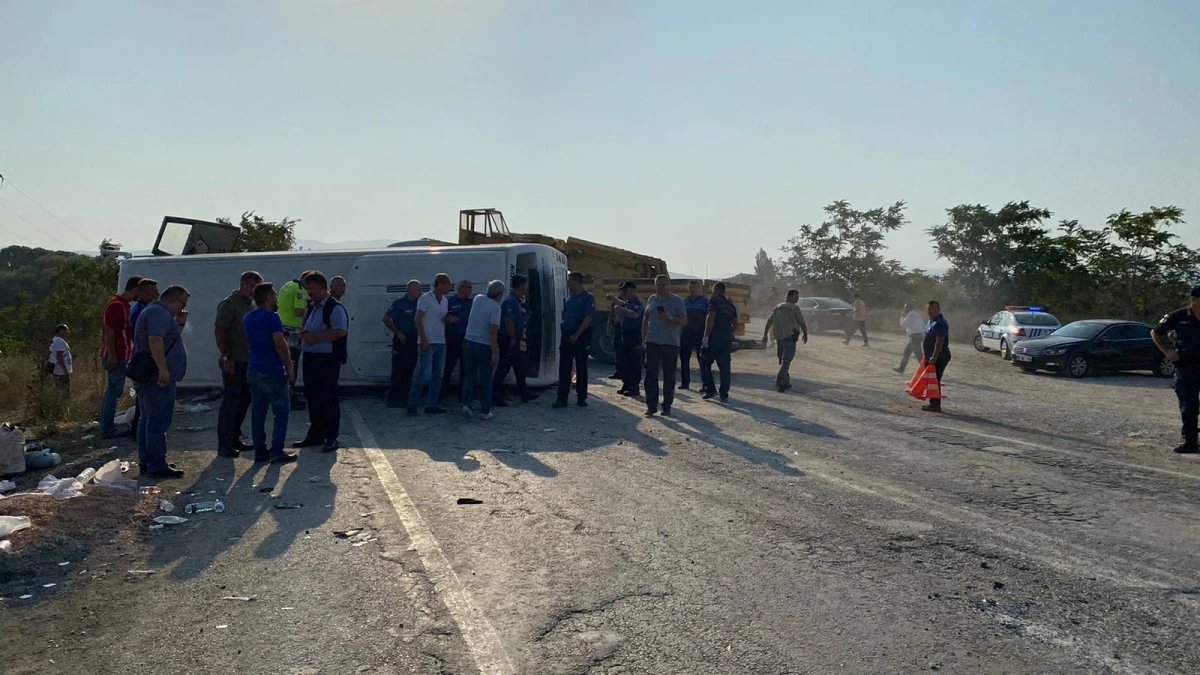 Balıkesir\'de midibüs devrildi, 17 kişi yaralandı