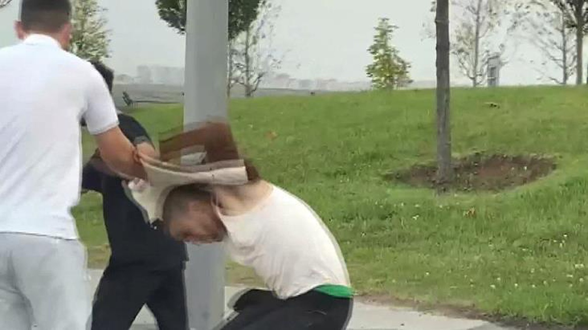 Taksi ücretini ödemeden kaçmaya çalışan yabancı uyruklu yolcu taksiciden dayak yedi
