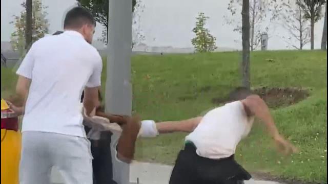 Başakşehir'de taksi ücretini ödemeden kaçmaya çalışan yolcu montunu bıraktı Başakşehir'de taksi ücretini ödemeden kaçmaya çalışan yolcu montunu bıraktı
