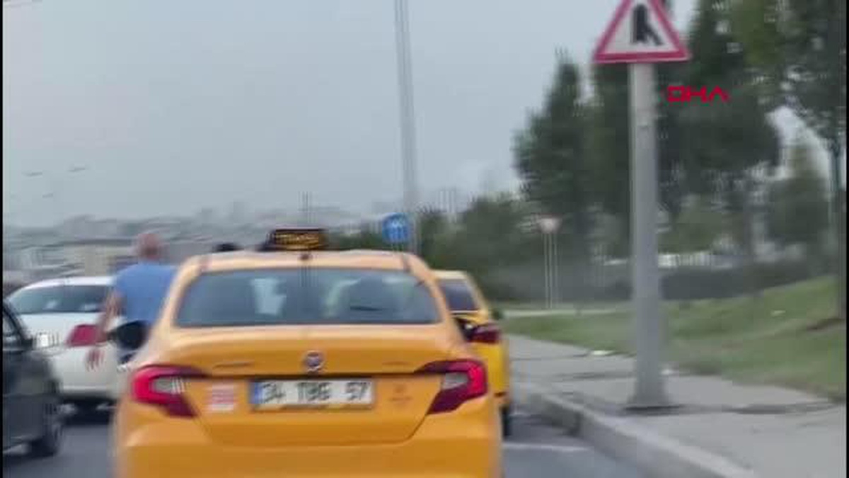 BAŞAKŞEHİR\'DE TAKSİ ÜCRETİNİ ÖDEMEDEN KAÇMAYA ÇALIŞAN YOLCU MONTUNU BIRAKTI