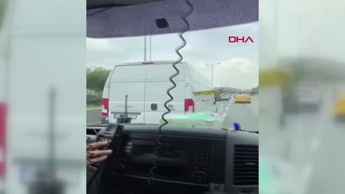 BAYRAMPAŞA\'DA AMBULANSA YOL VERMEYEN MİNİBÜS ŞOFÖRÜNE CEZA