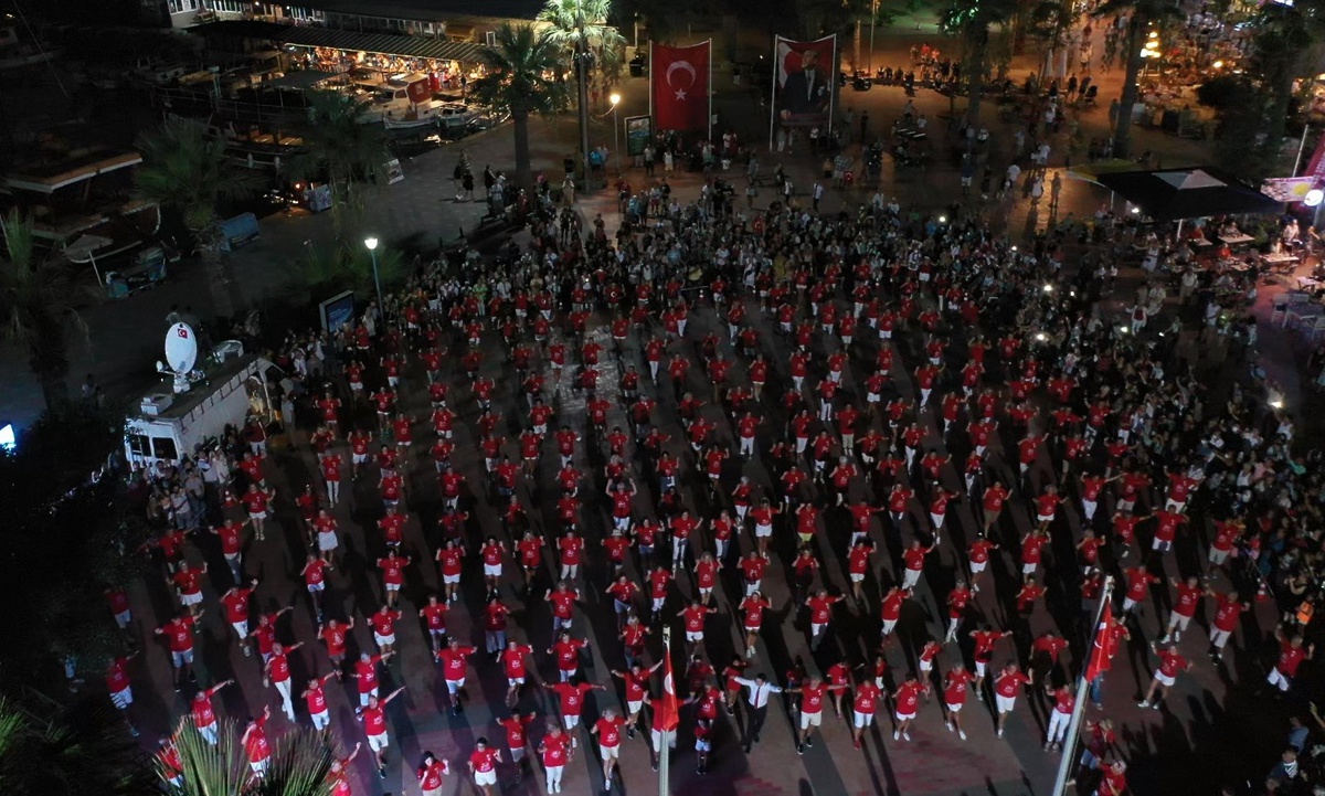 Bodrum\'da 300\'den fazla kişi aynı anda zeybek oynadı
