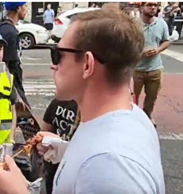 Bu kadarı pes dedirtti! New York'ta bir vatandaş eylem yapan vegan aktivistlerin karşısına geçip şiş kebap yedi