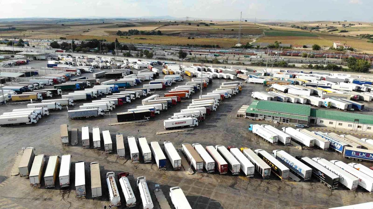Bulgaristan\'da laboratuvar krizi: Tırlar günlerdir Edirne sınırında bekliyor