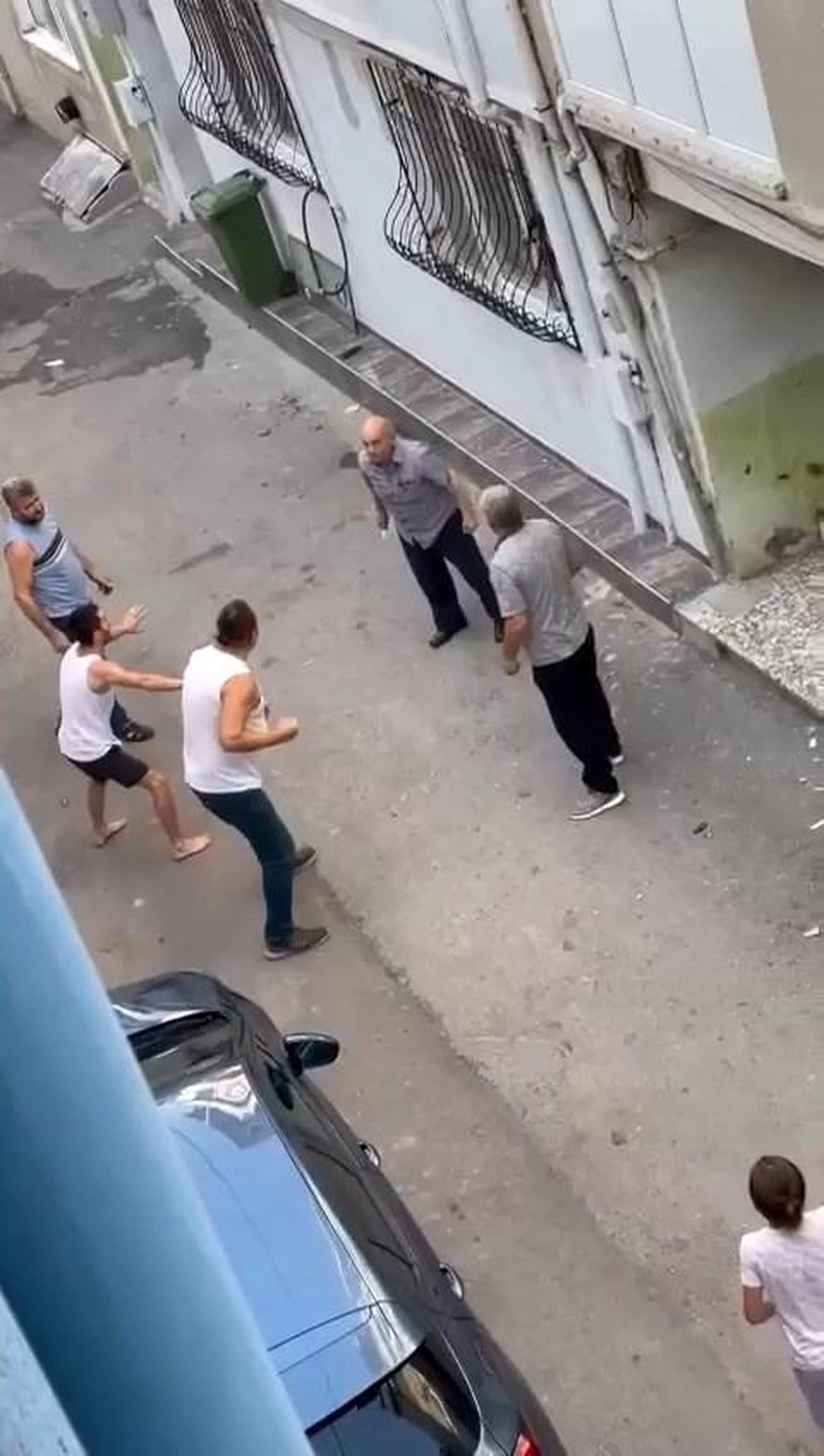 Çocukların kavgasına büyükler dahil olunca bıçaklar konuştu