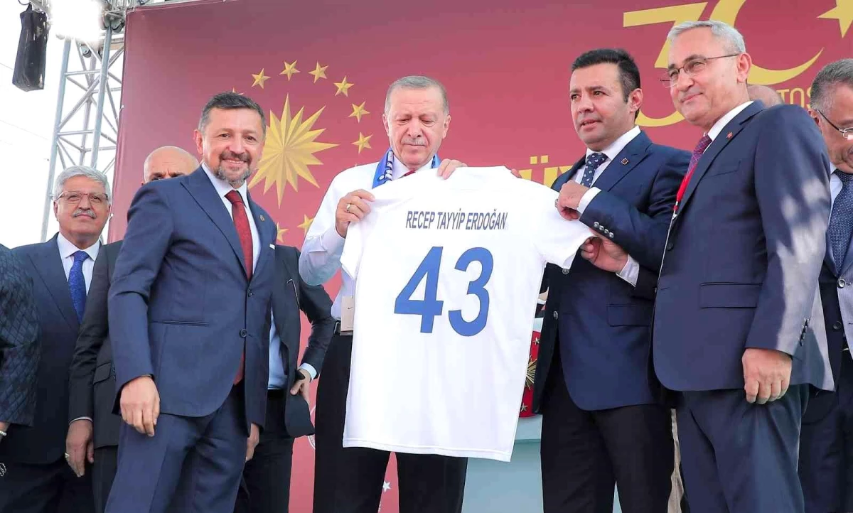 Cumhurbaşkanı Erdoğan\'a, Belediye Kütahyaspor forması hediye edildi