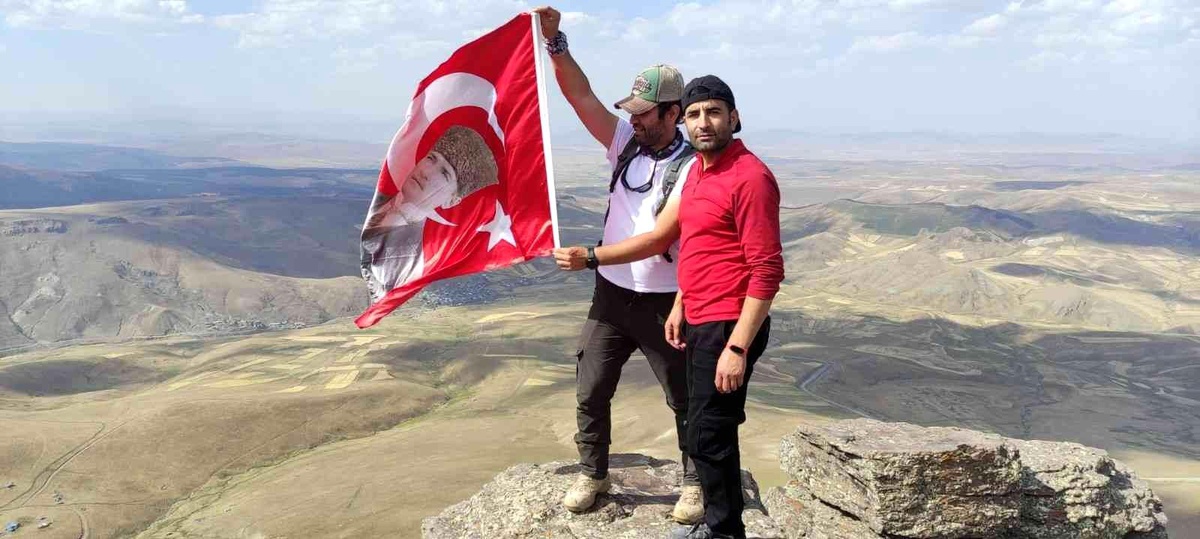 Dağcılar Zafer Bayramı\'nı zirvede kutladı
