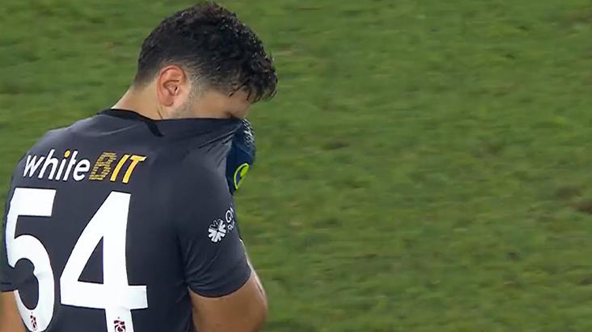 Galatasaray\'ın yıldızları, maç sona erince Trabzonspor\'un genç kalecisi Muhammet Taha\'yı tebrik etti