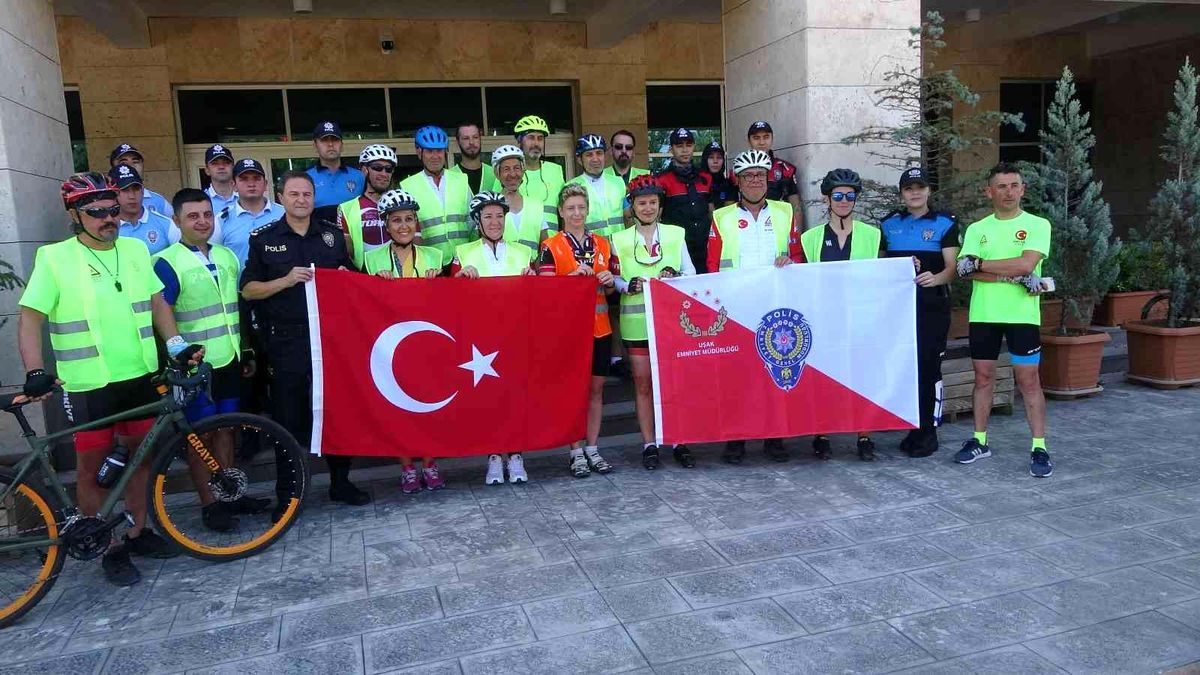 Emniyet Müdürü Gezer\'den Dumlupınar\'a giden bisikletçilere jest
