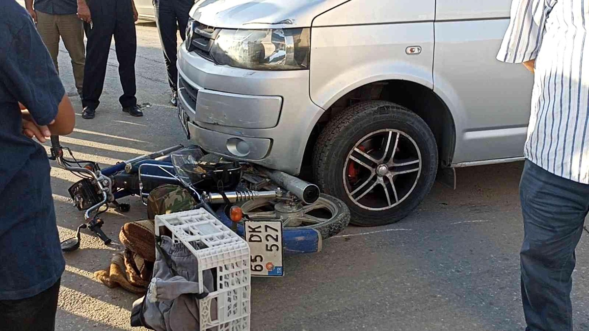 Erciş\'te minibüsle çarpışan motosikletin sürücüsü yaralandı