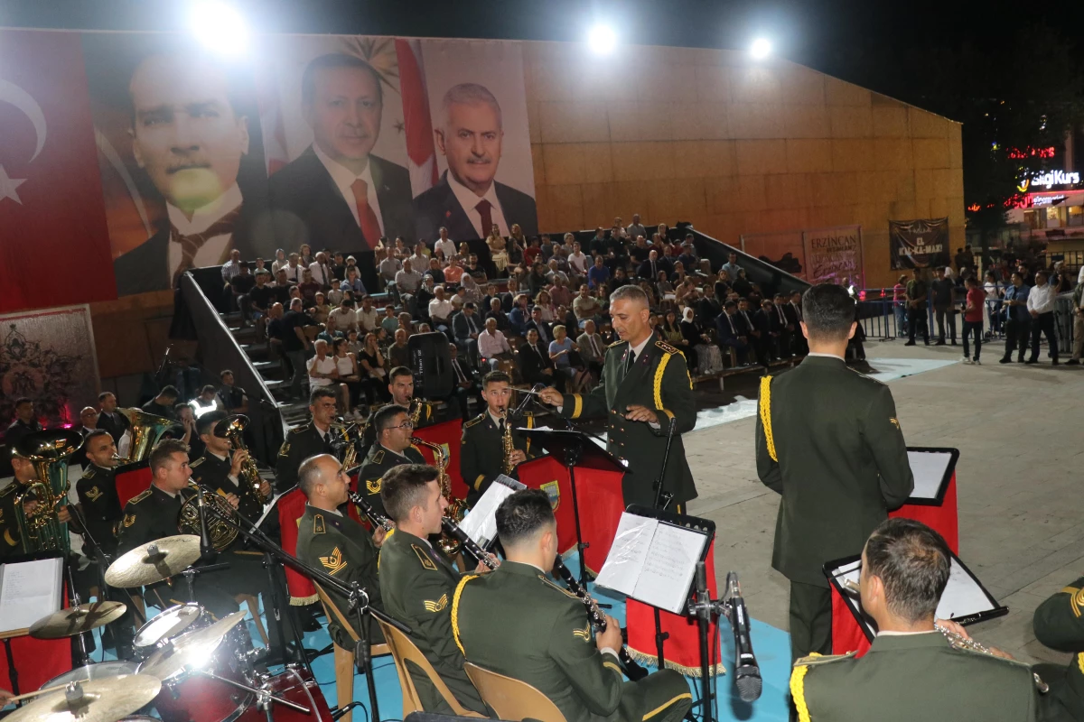 Erzincan\'da askeri bandodan Zafer Bayramı konseri