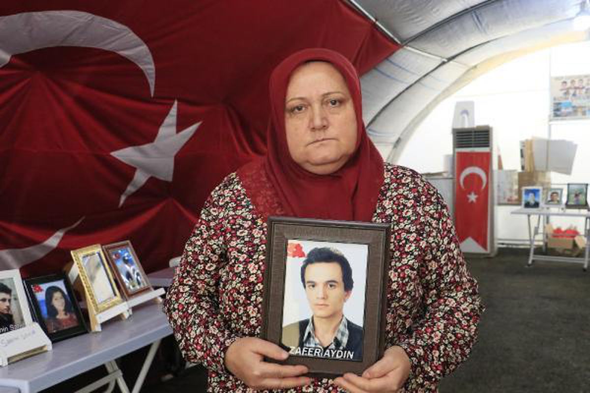 Evlat nöbetindeki anne: HDP\'nin evimize düşürdüğü ateş 5 yıldır sönmüyor