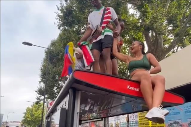 Festivalde otobüs durağının üstünde dans eden grup durağın çökmesiyle yere yığıldı Festivalde otobüs durağının üstünde dans eden grup durağın çökmesiyle yere yığıldı