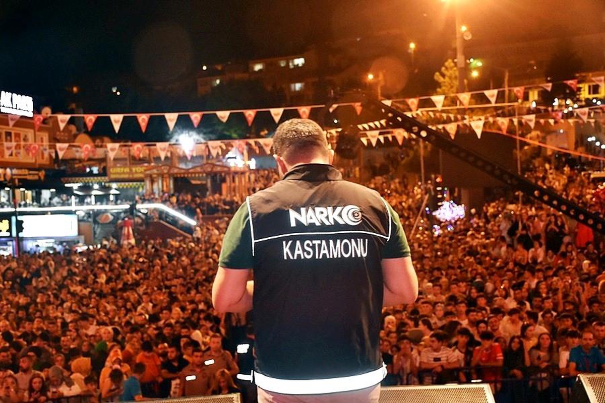Festivalde sahneye çıkan polis ekiplerinden binlerce vatandaşa "uyuşturucu" uyarısı