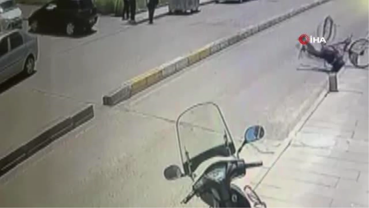 Bisiklet kazası güvenlik kameralarına yansıdı