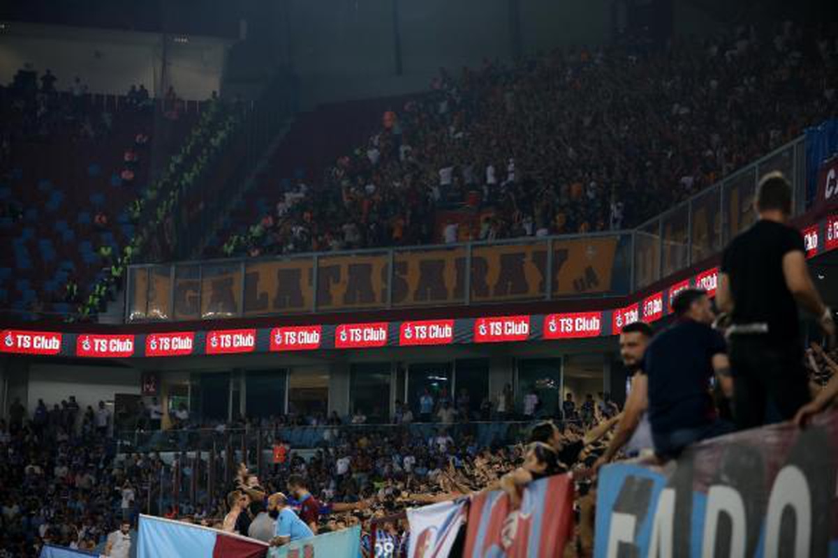 Galatasaray taraftarı 1764 gün sonra Trabzon\'da tribünde yerini aldı