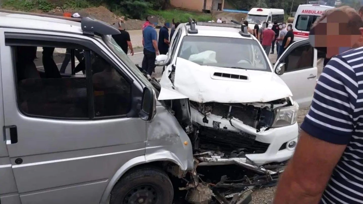 Giresun\'da trafik kazası: 13 yaralı