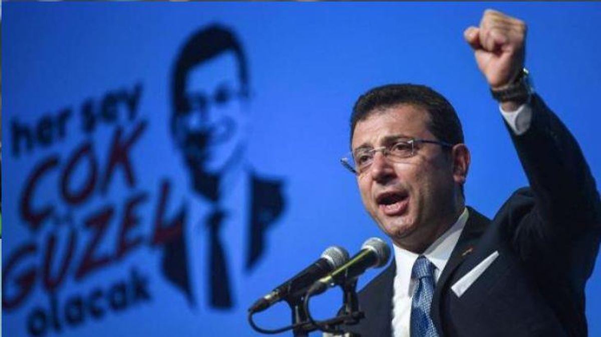 İBB Başkanı İmamoğlu, metrolara verdiği ilanda kendini "süper kahraman" olarak gösterdi
