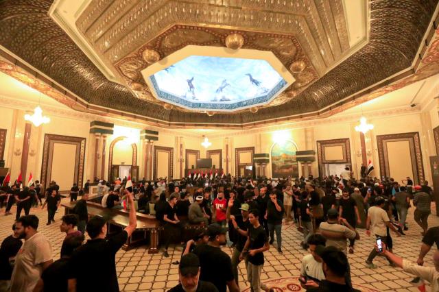 Irak'ta Sadr destekçileri hükümet sarayını basarak yüzme havuzunda serinlediler Irak'ta Sadr destekçileri hükümet sarayını basarak yüzme havuzunda serinlediler