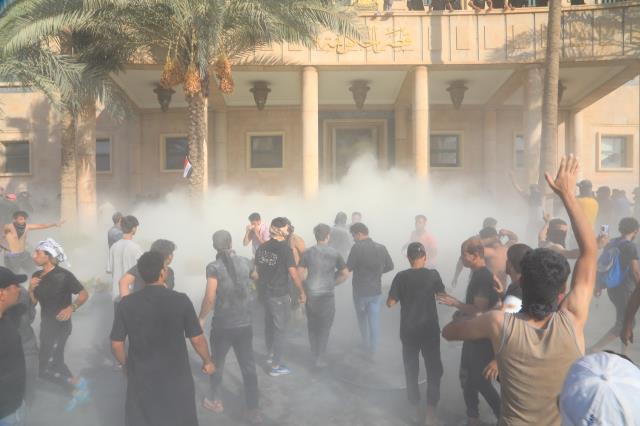 Irak'ta Sadr destekçileri hükümet sarayını basarak yüzme havuzunda serinlediler Irak'ta Sadr destekçileri hükümet sarayını basarak yüzme havuzunda serinlediler