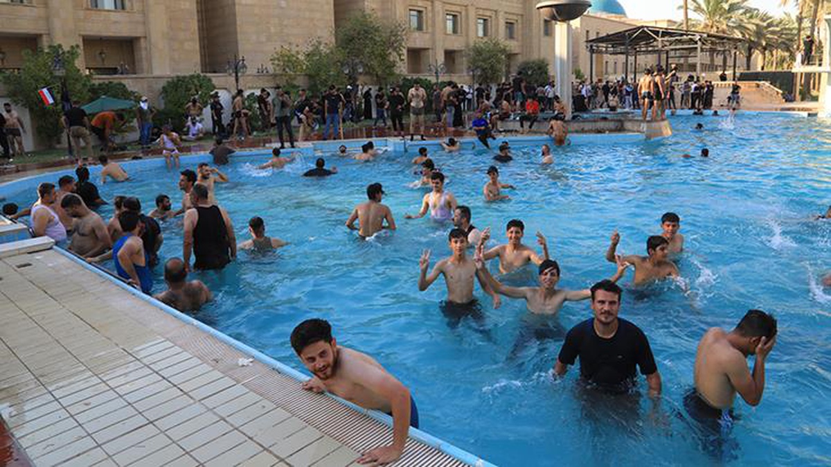 Irak\'ta Sadr destekçileri hükümet sarayını bastı! Havuza giren göstericiler silahlarla uzaklaştırılmaya çalışıldı