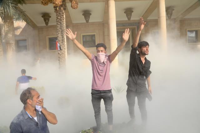 Irak'ta Sadr destekçileri hükümet sarayını basarak yüzme havuzunda serinlediler Irak'ta Sadr destekçileri hükümet sarayını basarak yüzme havuzunda serinlediler