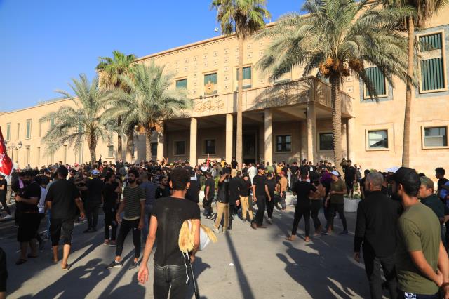 Irak'ta Sadr destekçileri hükümet sarayını basarak yüzme havuzunda serinlediler Irak'ta Sadr destekçileri hükümet sarayını basarak yüzme havuzunda serinlediler