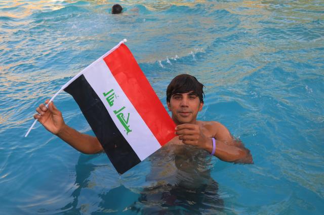 Irak'ta Sadr destekçileri hükümet sarayını basarak yüzme havuzunda serinlediler Irak'ta Sadr destekçileri hükümet sarayını basarak yüzme havuzunda serinlediler