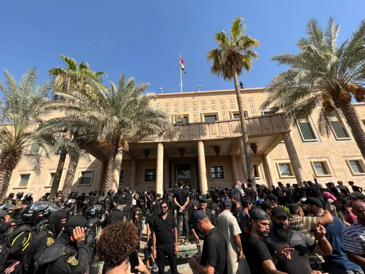 Irak\'ta Sadr yanlıları Bağdat\'taki Yeşil Bölge\'de Hükümet Sarayı önünde toplandı
