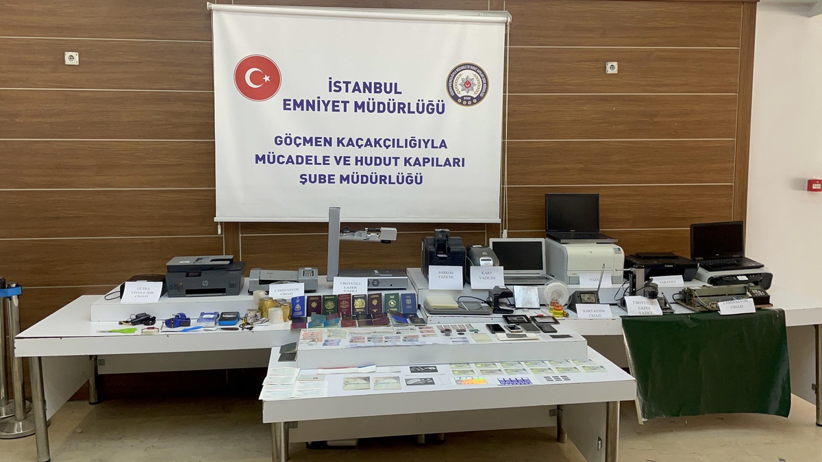 İstanbul\'da yabancı uyruklulara sahte belge düzenleyen 4 şüpheli yakalandı