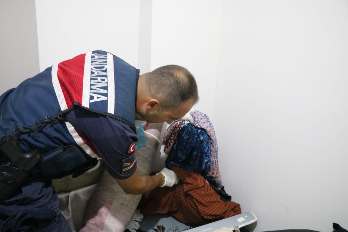 İzmir\'de göçmen kaçakçılığı yaptıkları iddiasıyla 4 şüpheli tutuklandı