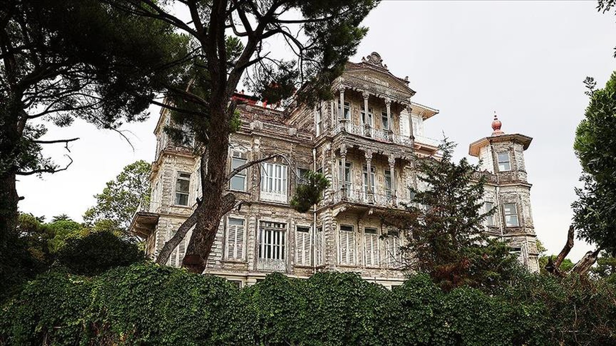 Kadıköy\'ün simgesi "Perili Köşk" yeni sahibini bekliyor