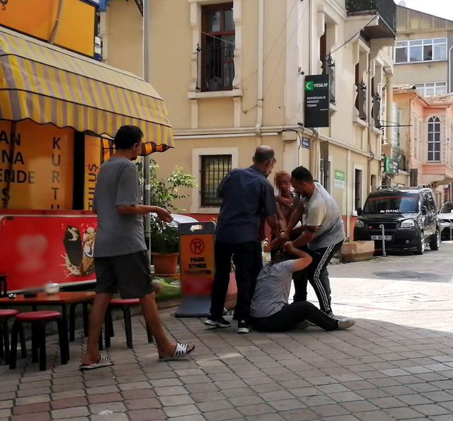 Aynı erkeği seven kadınların kıskançlık kavgası kamerada! Saç saça, baş başa girdiler