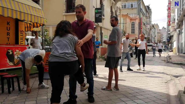 Aynı erkeği seven kadınların kıskançlık kavgası kamerada! Saç saça, baş başa girdiler