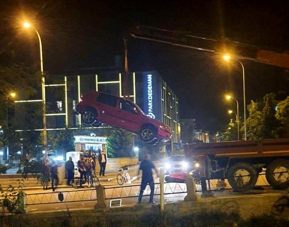 Kanala düşen aracın sürücüsü kazayı yara almadan atlattı