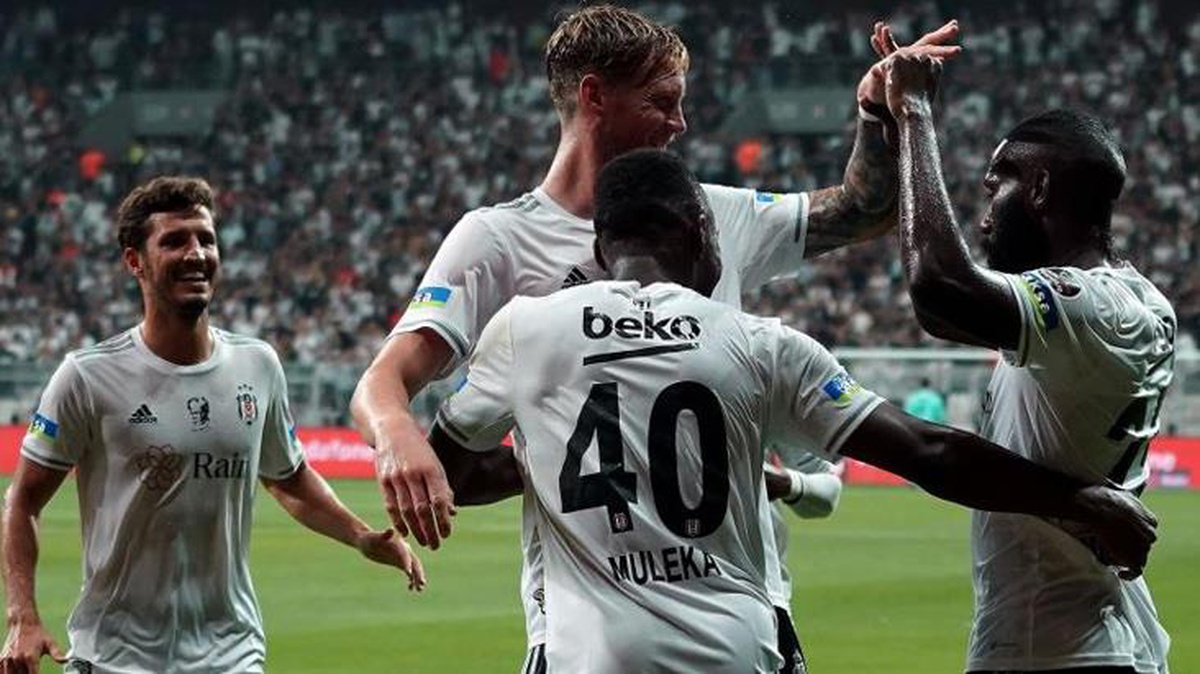 Beşiktaş, sahasında Sivasspor\'u 3-1 yenerek liderliği Fenerbahçe\'den devraldı