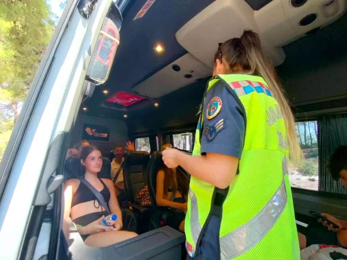 Kaş\'ta yolcu taşıyan araçlar denetlendi