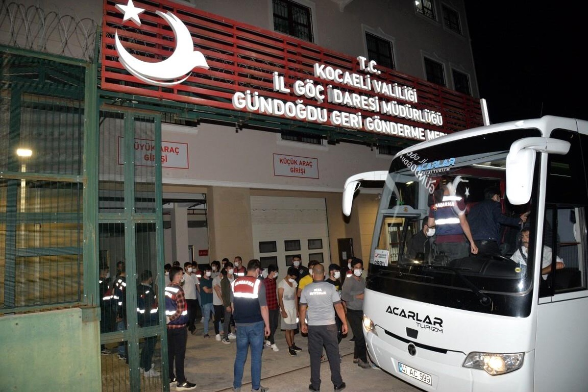 Kocaeli\'de 401 düzensiz göçmen sınır dışı edildi