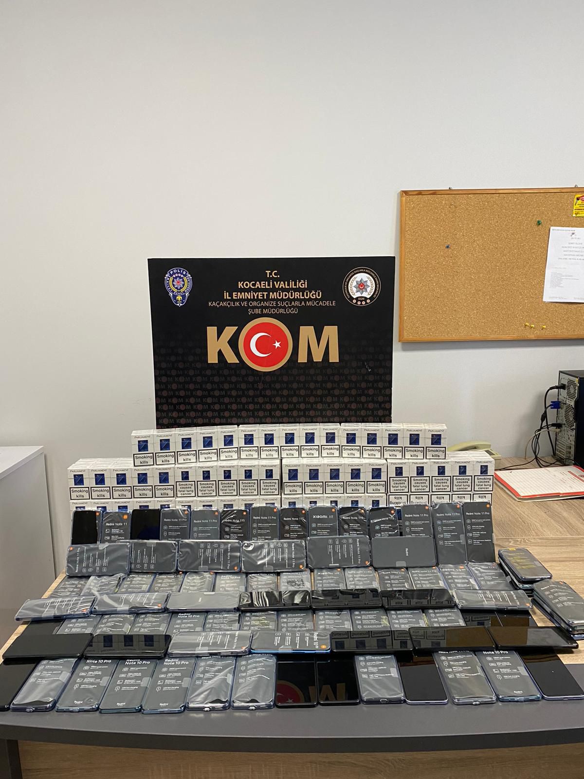 Kocaeli\'de durdurulan araçta kaçak sigara ve cep telefonu ele geçirildi
