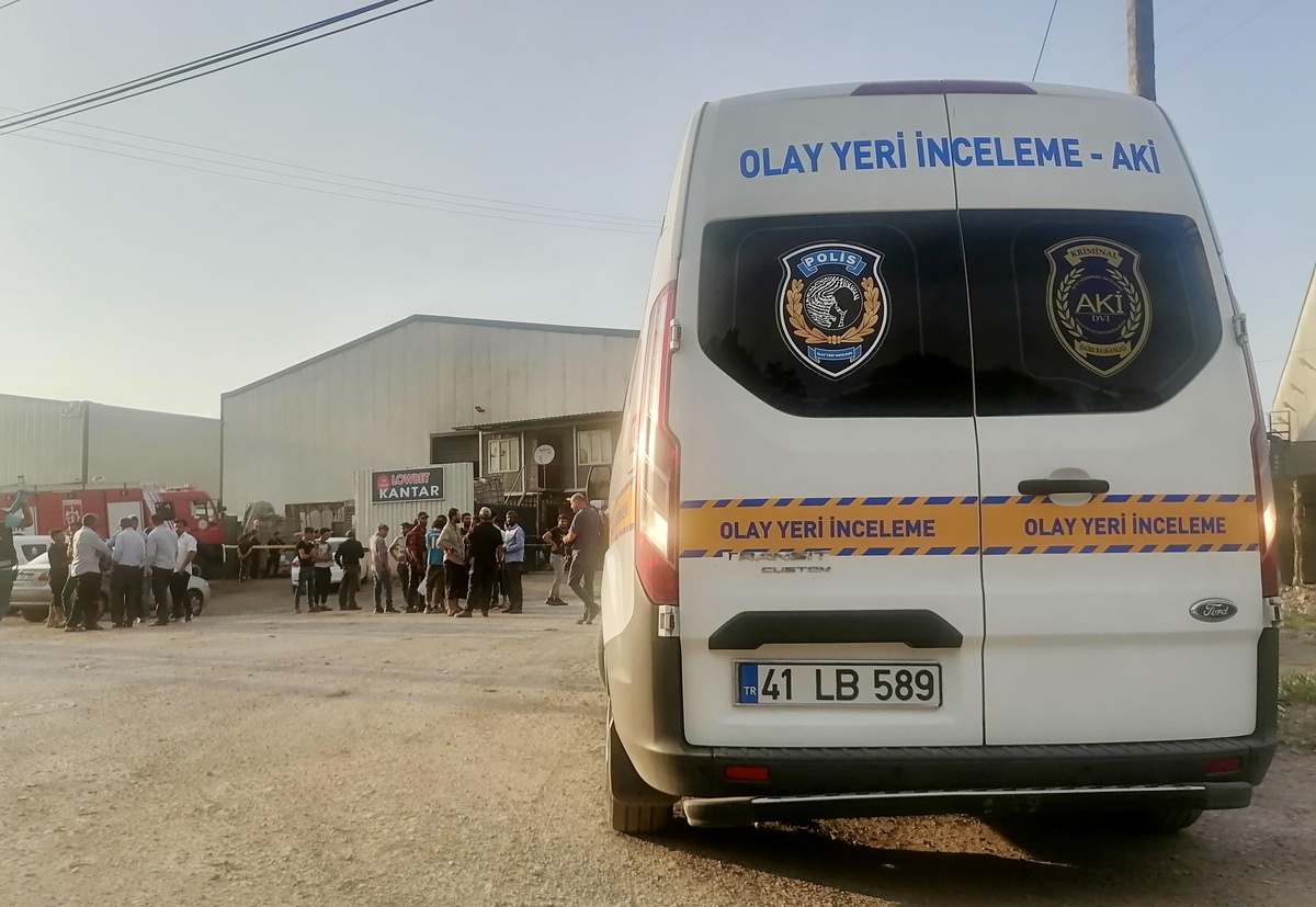 Kocaeli\'de geri dönüşüm makinesine sıkışan işçi hayatını kaybetti
