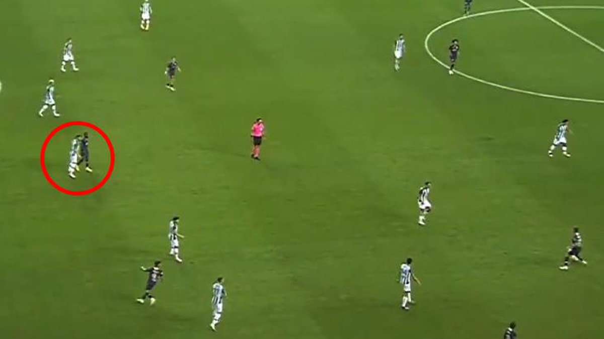 Fenerbahçe maçının önüne geçen olaylı pozisyon! Hakem Arda Kardeşler\'e tepkiler arka arkaya geldi