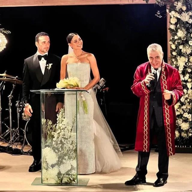 Oğuzhan Koç ile nikah masasına oturan Demet Özdemir'in gelinliği alay konusu oldu