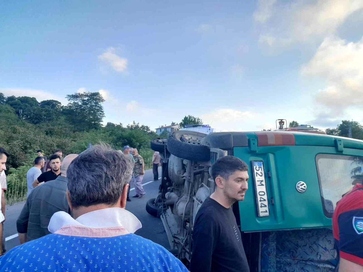 Ordu\'da yolcu minibüsü ile otomobilin çarpıştığı kazada 17 kişi yaralandı