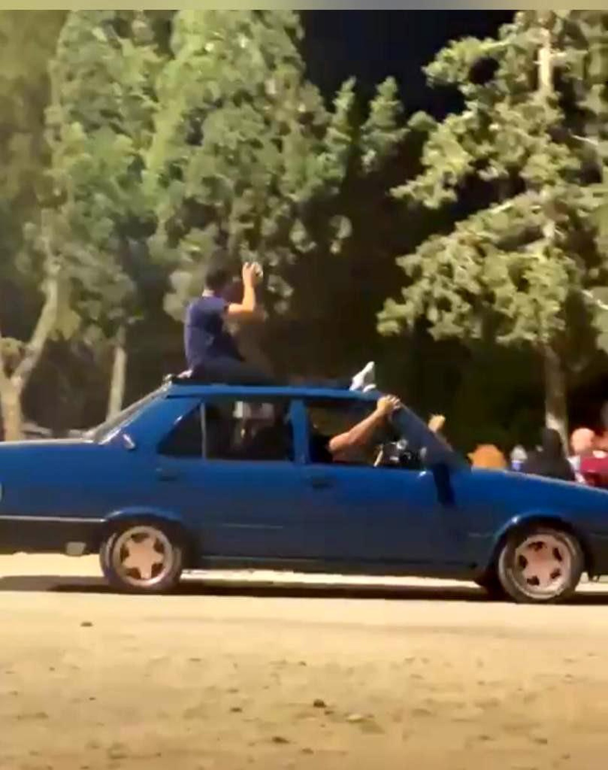 Otomobil tavanında tehlikeli yolculuk