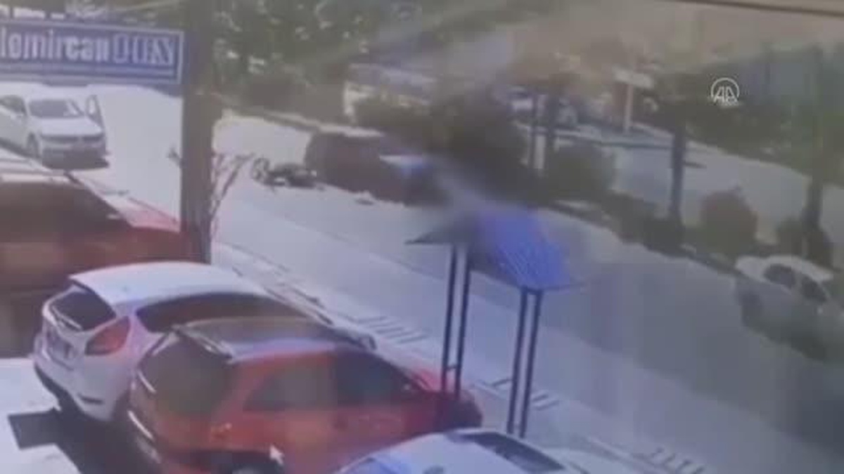 Mersin\'de otomobilin açılan kapısına çarpan motosiklet sürücüsü ağır yaralandı