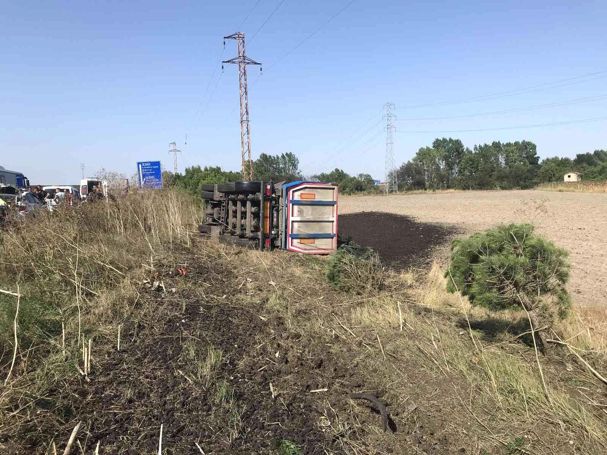 Otomobille çarpışan kamyon tarlaya uçarak devrildi: 1 yaralı