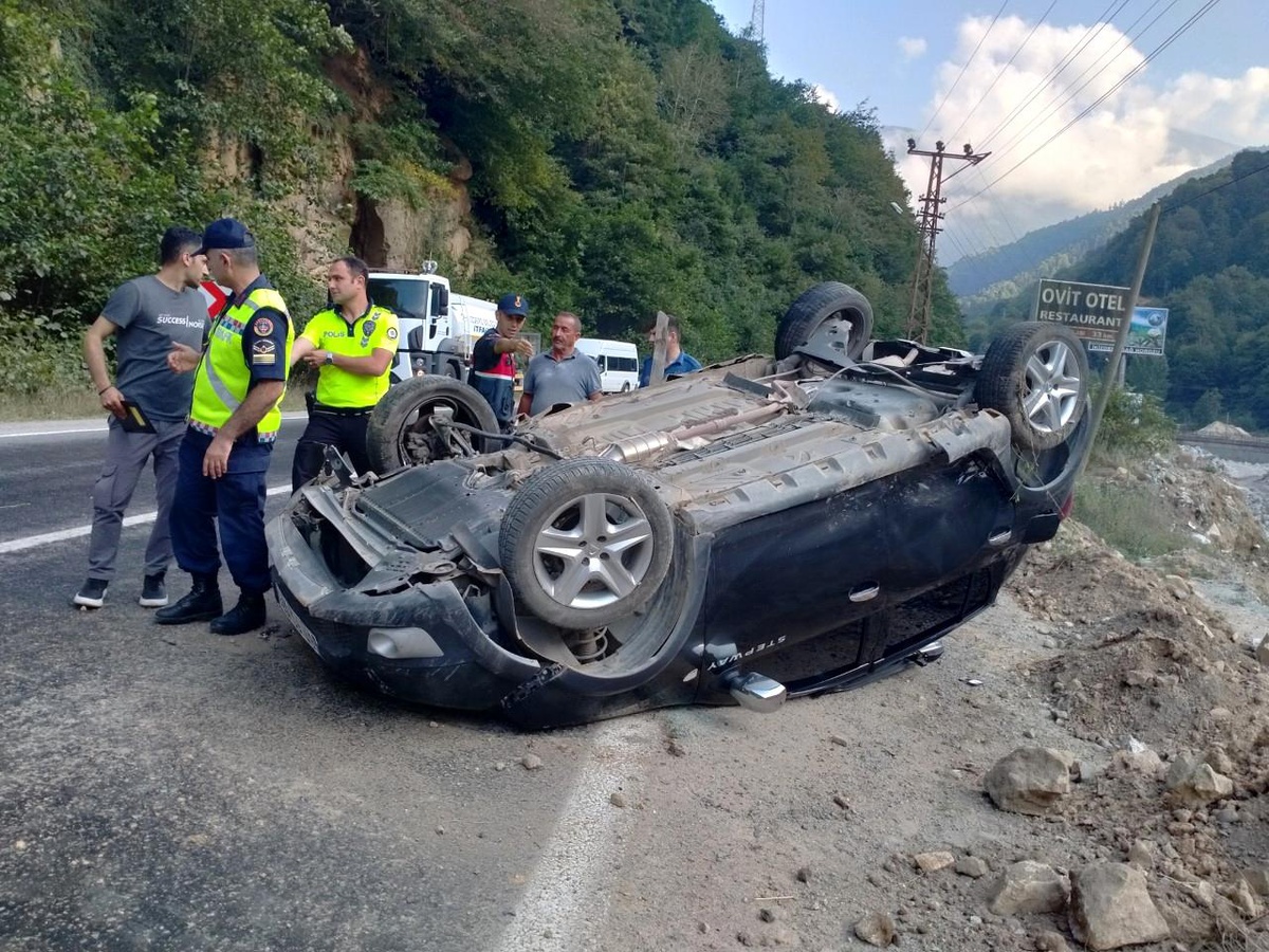 Rize\'de iki otomobil çarpıştı: 1 yaralı