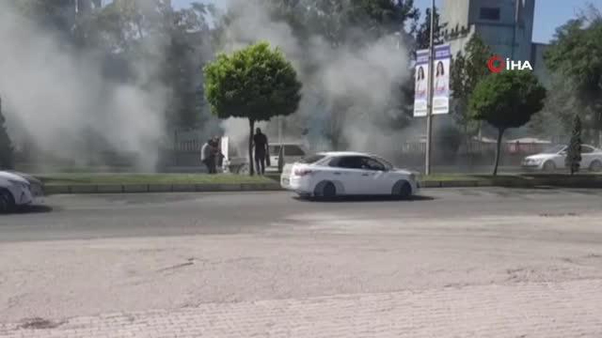 Seyir halindeyken alev alan araç, sürücülerin müdahalesi ile söndürüldü